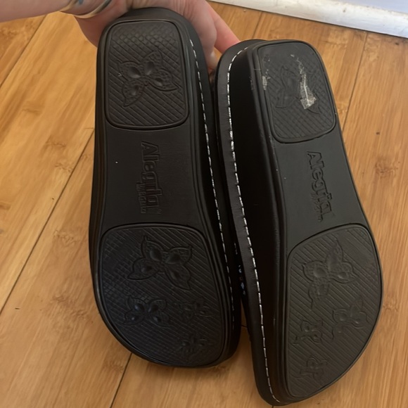 Slip on Alegria shoes. - Picture 2 of 4